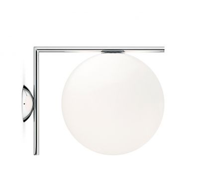 IC Lights Wandleuchte von Flos: Moderne Wandlampe mit Chromgestell und opaler Glaskugel.